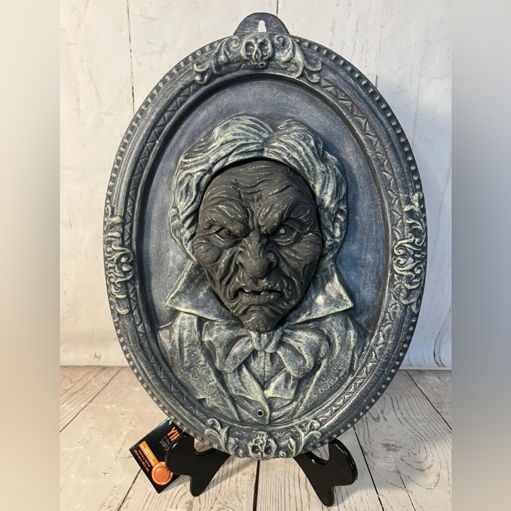 Halloween Animated Talking Light Up Creepy Man 14x19 NWT Gothic Wall Plaque